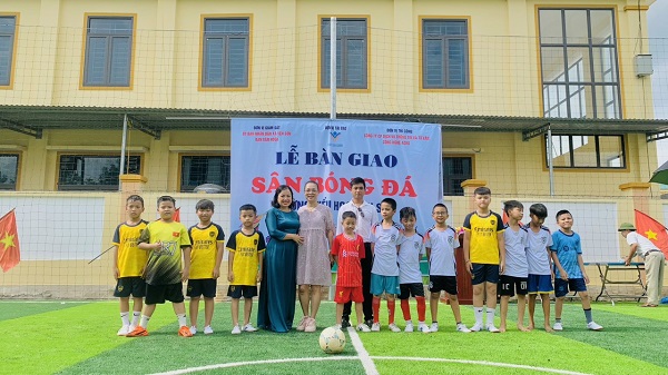 Bàn giao sân bóng đá thứ 42 - Trường TH Yên Sơn